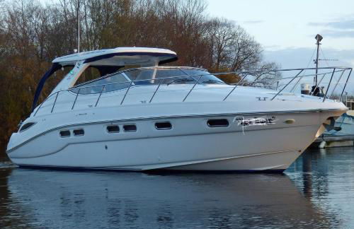 ENTIRE LUXURY yacht 70sqm Oyster Fund - Quiet and relaxing - 2 double bedrooms both en-suite - HEATING - sleeps up to 4 people - moored on our Private Island - nearby LEGOLAND THORPE PARK ASCOT RACES WENTWORTH LONDON Lapland UK -NO Parties - - Foto 2
