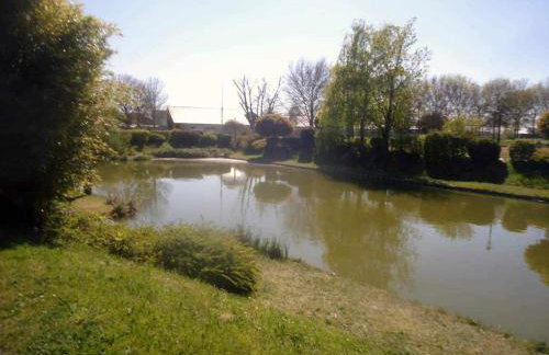 Airport Paris Eiffel Tower Center Roissy CDG - Foto 29