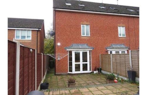 Hawksworth House in Chelmsley Wood, Birmingham near Solihull, near the NEC, HS2, JLR, Bear Grylls Centre, Resorts World and Birmingham airport, with a garage and free parking, great for families and contractors - Foto 34