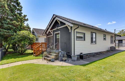 2 Mi to Dtwn Tacoma Charming Home with Deck and Yard! - Foto 1