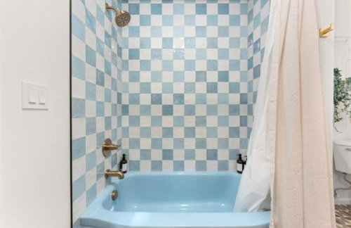 The Aspen is a mid-century modern upstairs unit. - Foto 20