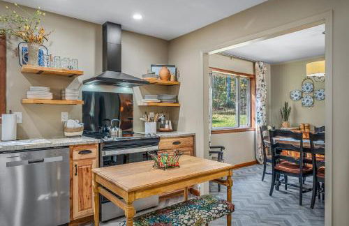 Big Yard Family Getaway - Pets OK - Grill and Hike - Foto 31