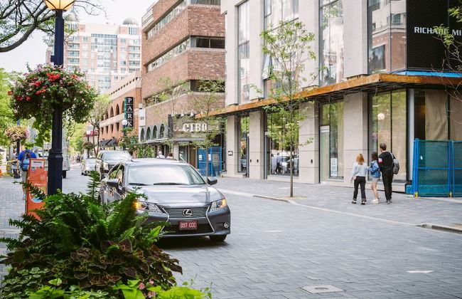 QuickStay Yorkville Condo - Yonge & Bloor - Photo 31