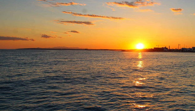 La bahía de Lárnaca al atardecer