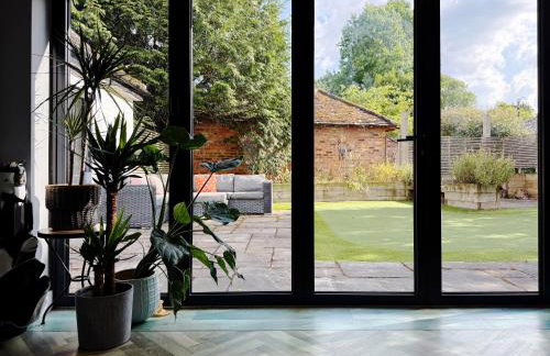 Historic Hampshire Cottage with Private Putting Green - Photo 30