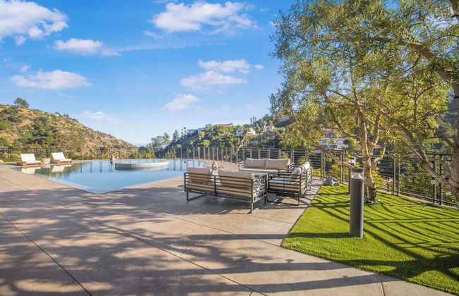 Zorada - Private Hollywood Hills Luxury With Endless Amenities and City Views - Photo 32
