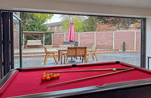 Contractors Heaven-POOL TABLE-THREE BEDROOM HOUSE WITH SEPARATE ONE BEDROOM SELF CONTAINED-Close to AIRPORT - Foto 3