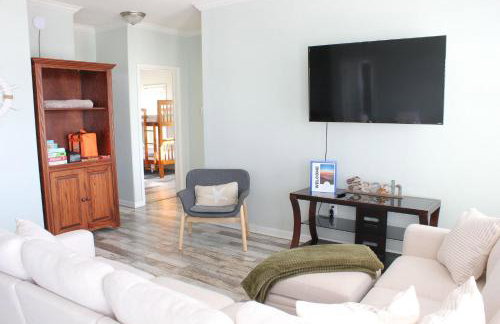 Beach Getaway at 2 Pelicans Walk to the Water - Foto 32