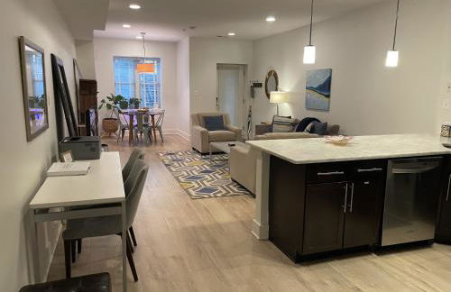 Luxe 2BD2BA Townhouse in Hip Area - Near Metro - Photo 1