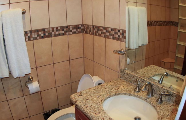 Hotel room-style ocean-view unit in Flamingo with pool - Photo 9