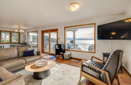 Oceanside Escape with Stunning Views Walk to Beach! - Foto 16