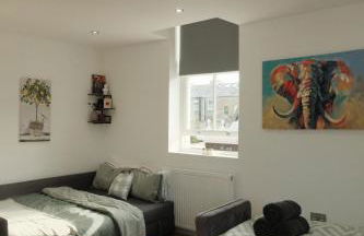 Amanah Properties - Stylish Retreat for Friends & Families Zone 1 Sleeps 5 - Foto 12