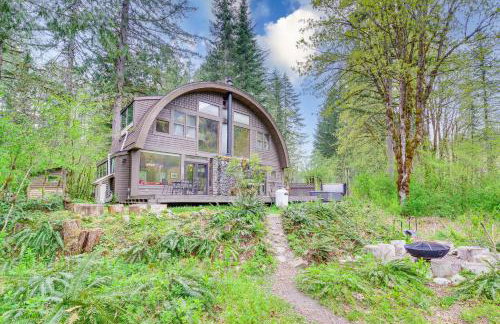 Riverfront Skykomish Cabin with Private Hot Tub! - Foto 1