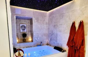 - LA SUITE DELOS - JACUZZI 2 PLACES - CENTRE VILLE A PIED - LIT QUEEN SIZE - PARKING PRIVÉE - WIFI - City Center within walking distance - - Foto 1