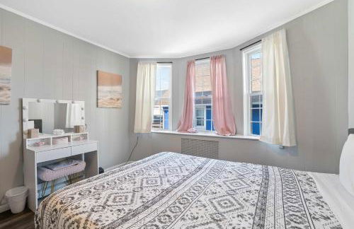 Escape to Raleigh Ave Glamour - Steps to the Beach - Foto 17