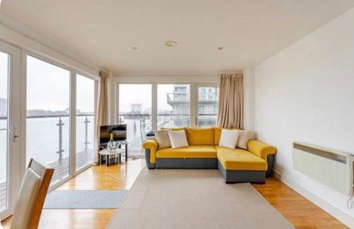 Amazing River view 2 bedroom apartment, sleeps 6, balcony and parking - Foto 57