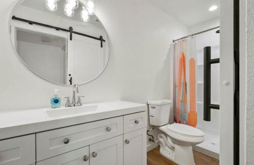 l NEW l Fully Remodeled 3BR 2BTH l 1 Min to Veterans Memorial Park - Foto 50