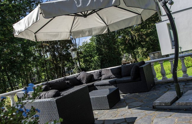 Luxurious Countryside Holiday Home With Pool - Photo 17