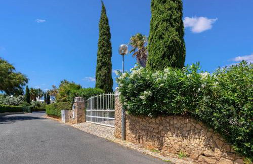 Golfinhos - MAGNIFICENT & SPACIOUS 5 BEDROOM VILLA - Foto 48