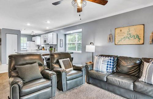 Cozy Lakeside Getaway - Outdoor Theater - Free Early Check-In- 4min to Silver Dollar City - Foto 1