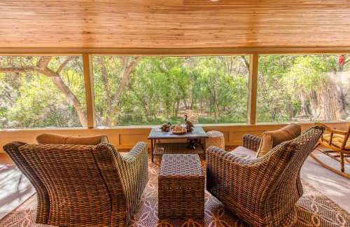 Myrinn-Hobbit Cottage on the Creek Storybook Stay - Foto 53