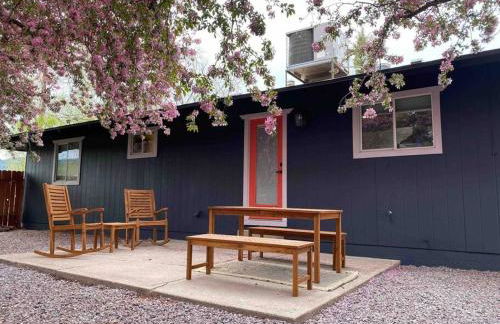 Walk to GC Train Depot and Route 66, king beds, game room, BBQ, firepit - Photo 34