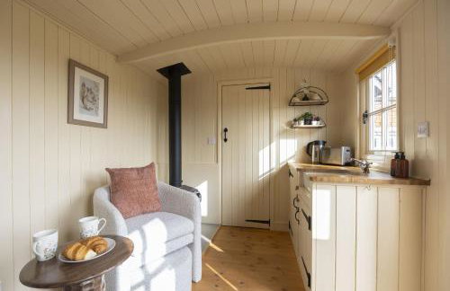 Riverside Cottage & Shepherd’s Hut with Hot Tub - Foto 8