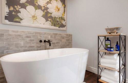 One of a Kind Home with HOT TUB Pool Table and Fire Pit 4 Miles to DT - Foto 21