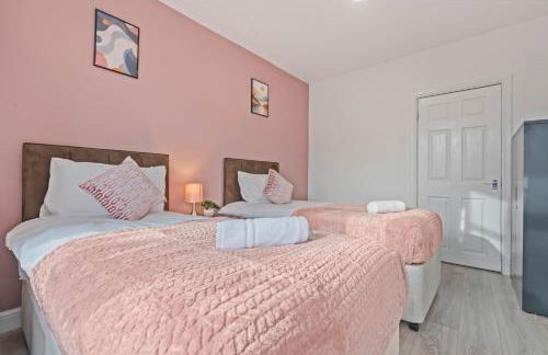 Centrally Located 4BR House By Hyped Properties Short Term Rental Agency With Free Parking Wolverhampton - Foto 14