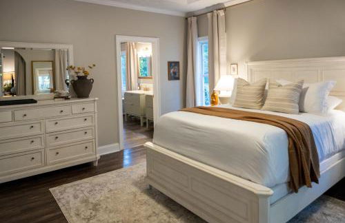 Sink into the Luxe Corner Tub at an Upscale, Spacious Home - Foto 21