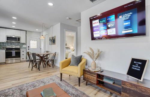 Secluded Westside Cottage - King Bed, Hot Tub, Views, Near Parks and Trails! - Foto 8