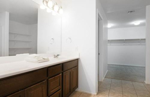 4 Bedroom Desert Oasis Large Yard Sleeps 8 - Foto 16