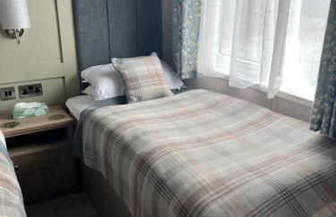 Kingfisher Lodge - Lakeside Lodge With Hot Tub - Foto 17