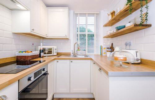 Country Charm Cottage Sleeps 4 & Free Parking - Photo 6