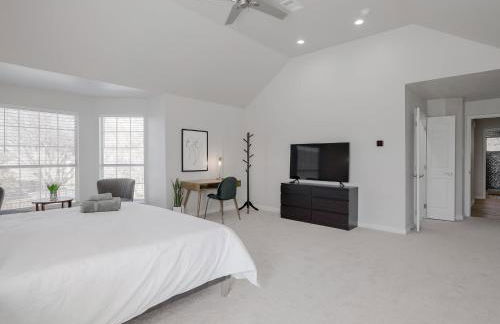 Glamorous Mansion w Private Pool and Cinema Room - Photo 23