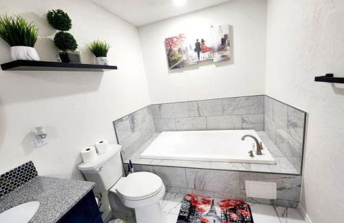 Newly remodeled 5BR 3BA w/pool 16 ppl - Photo 41