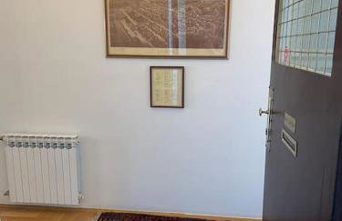 Spacious 3BR/2BT Apartment with A/C in City Center - Photo 10