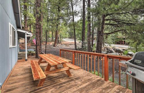Hot Tub and Patio Pet-Friendly Cabin in Munds Park! - Foto 32