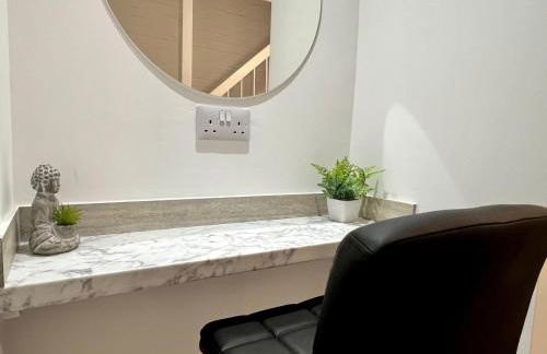 Borage House- Crawley,3BR House, Wifi, Parking, Close to Gatwick Airport, Contractor friendly, short and long term stays welcome - Foto 30