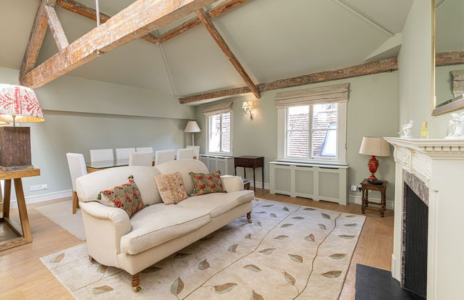 JOIVY Elegant 2-Bed Mews Flat Near Buckingham Palace - Photo 9