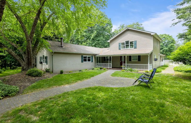 Cozy Fall Home With 4BR and Fireplace - Photo 25