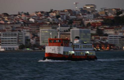 Almada Lisbon em frente dos transportes públicos - Foto 21