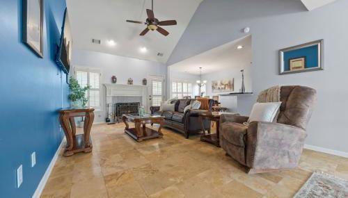 Relaxing 3BR Duplex Home w/ Pool & Patio - Foto 3