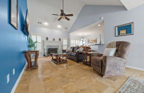 Relaxing 3BR Duplex Home w/ Pool & Patio - Foto 3