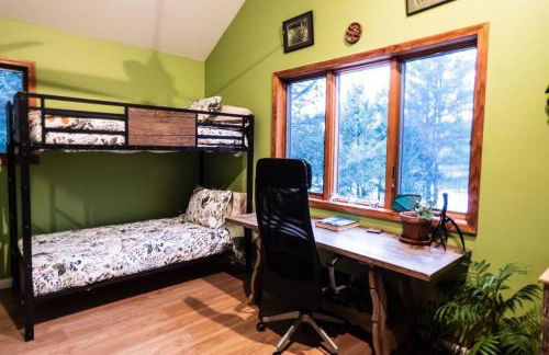 Whimsical Lakefront Chalet - Foto 26