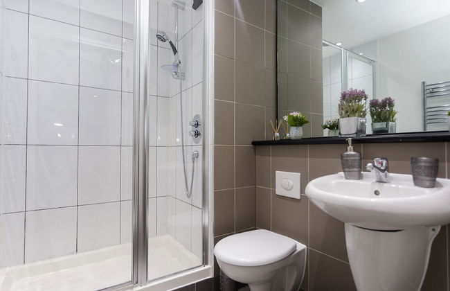 Live in Leeds Sky Penthouse - Photo 13