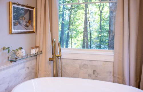 Sink into the Luxe Corner Tub at an Upscale, Spacious Home - Foto 18