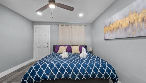 Modern 2BR City Center Getaway with Free Park - Foto 3