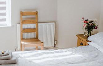 Sleeps 6 4 bedrooms 2 minute walk to the Square Hosted Happy Valley Cast - Photo 47