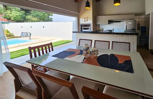 Casa ampla e confortável. Piscina e churrasqueira. - Foto 14